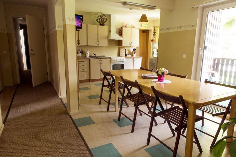 Vahe Guest House Poltsamaa Esterno foto